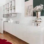 아파트 Modern And Centrally Located